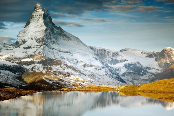 Montaña Nevada Matterhorn en Suiza