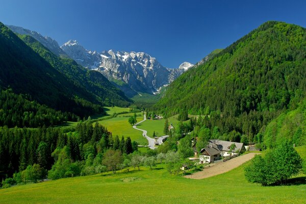 Zielony wiosenny krajobraz w Toskanii. Widok na góry