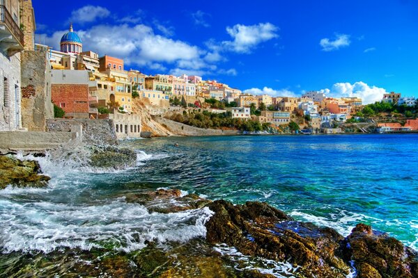 Paisaje de la costa de Grecia con el mar y las casas en el fondo