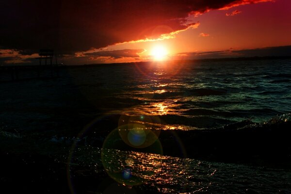 Magischer Sonnenuntergang am Meer in der Nacht