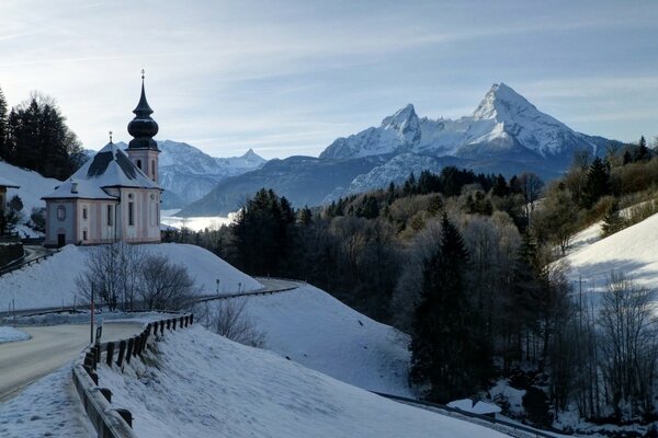 Carretera de invierno en las montañas de Baviera