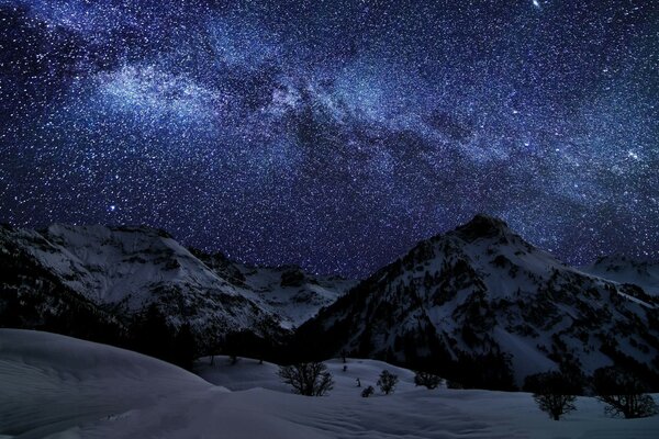 Bezaubernder Nachtsternhimmel und Winterberge