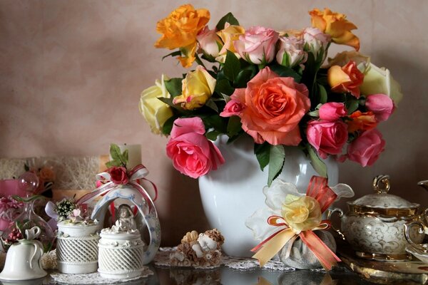 Un ramo de flores y vajilla de porcelana están de pie en la mesa