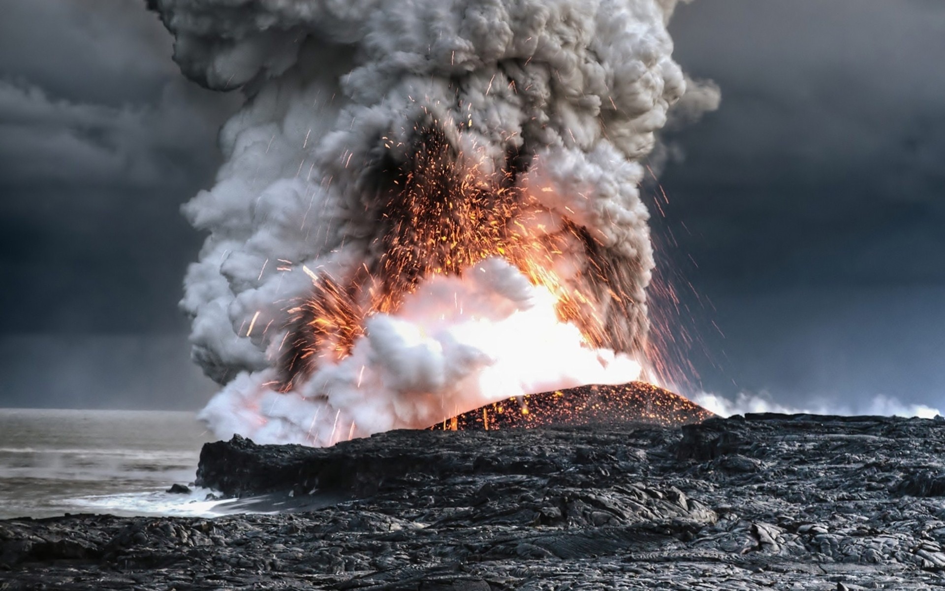 erupcja dym lawa iskry wulkan