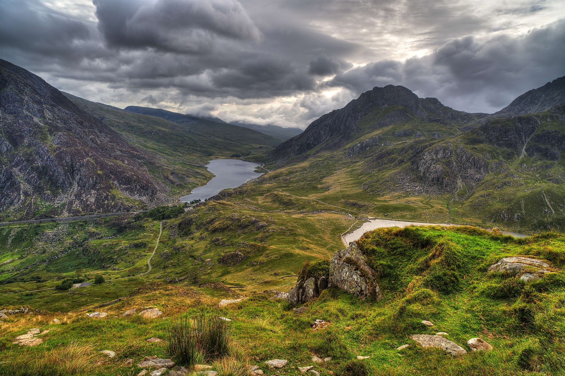 paesaggio lago strada regno unito montagne snowdonia