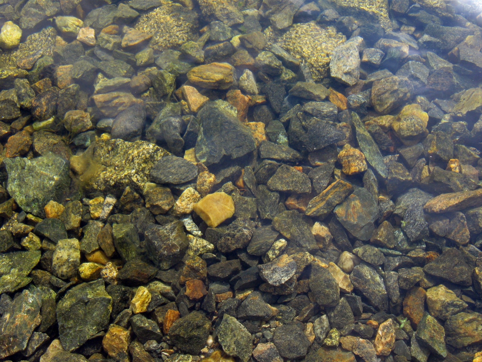 piedras afiladas transparente agua