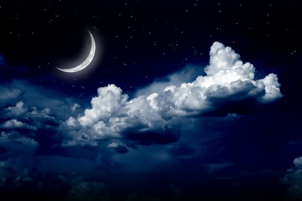 Il cielo nelle nuvole notturne e la luna splende