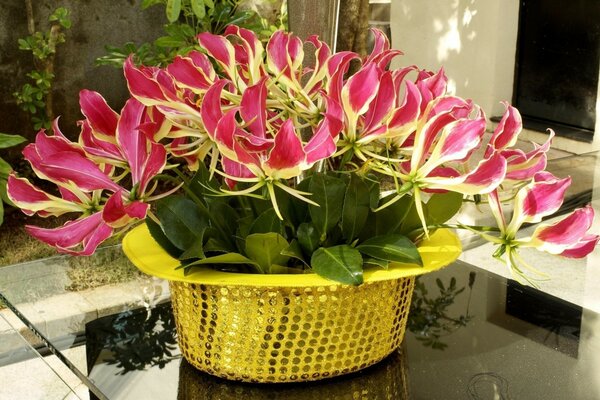 Flores en la mesa con un sombrero brillante