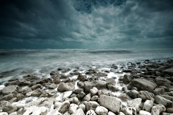 Пейзаж каменного берега моря в синих тонах