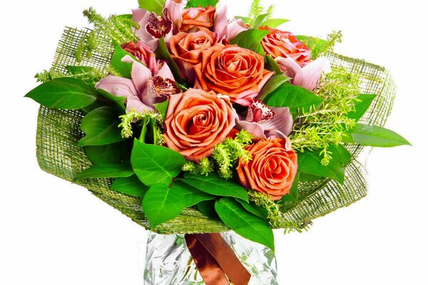 Beau bouquet avec des roses et des orchidées