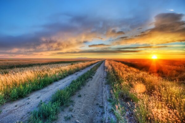 Strada per Dol campi sullo sfondo del tramonto