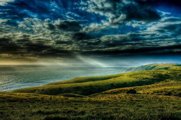 Landschaft am Meer bei Sonnenuntergang