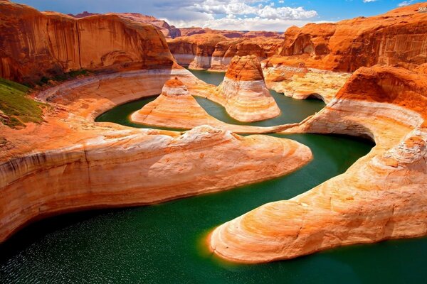 Colorado River im braunen Sand des Grand Canyon