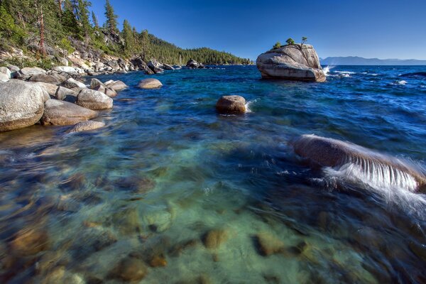 Lac Tahoe avec des pierres près de la côte