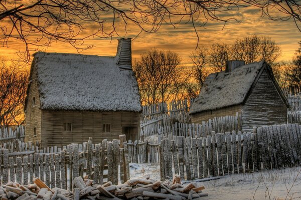 Paesaggio rustico invernale al tramonto