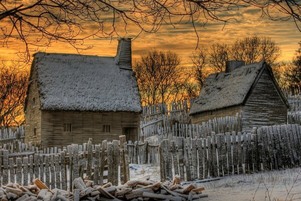 Zimowy krajobraz wiejski o zachodzie słońca