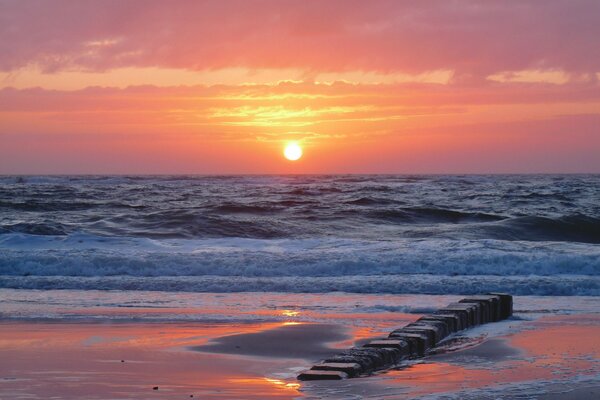 Der rosafarbene Sonnenuntergang der deutschen Nordsee