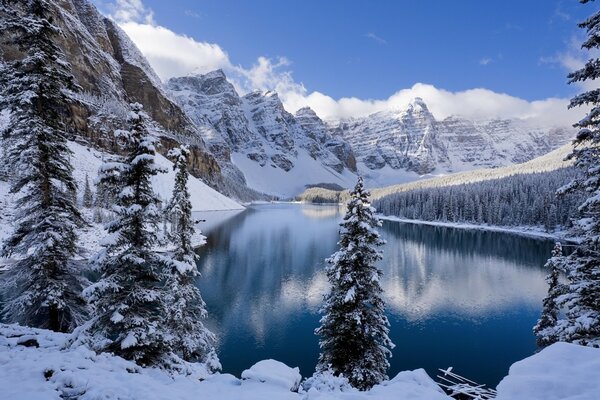 Reflet dans le lac des montagnes enneigées