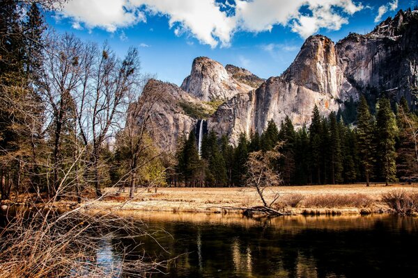 Herbstfarben der Natur des Yosemite Parks