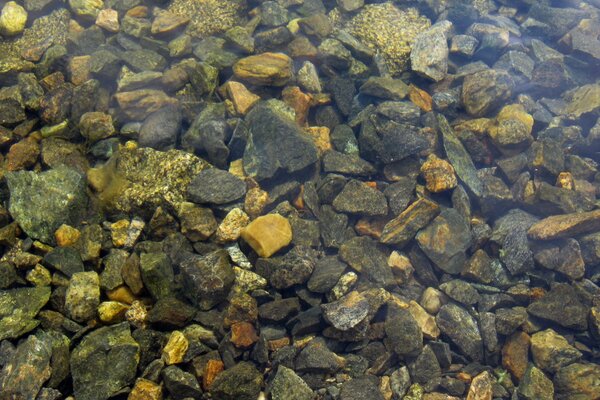 Die Transparenz des Wassers vermittelt die Schärfe und Rauheit der Steine