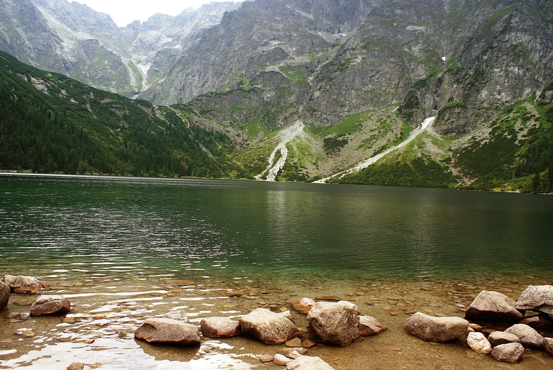 pietre lago montagne