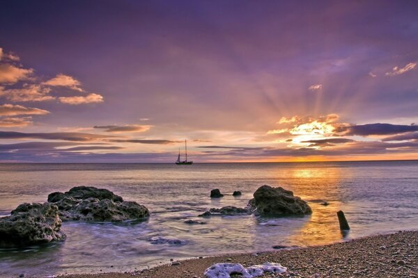 Bellissimo paesaggio del tramonto sul mare