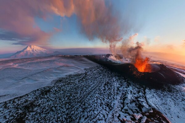 Les flammes éclatent du krateravulkan