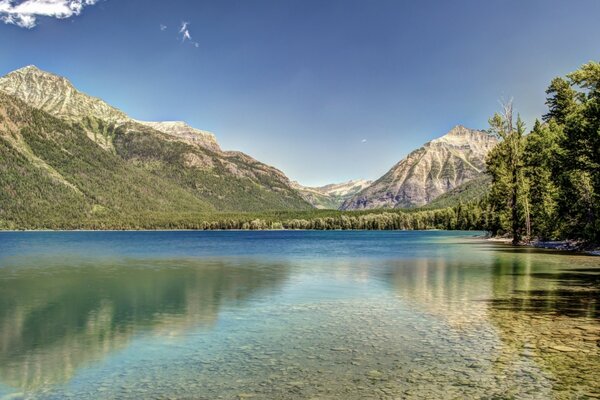 Lago in montagna nel Glacier Park