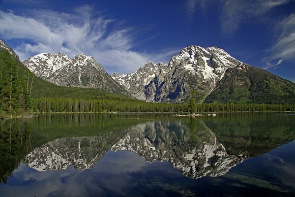 Schneebedeckte Berge spiegeln sich im See wider