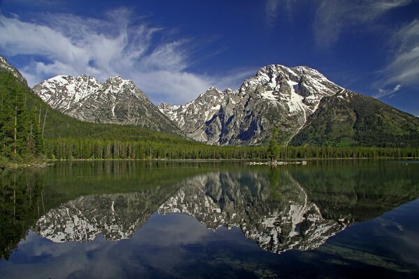 Le montagne innevate si riflettono nel lago