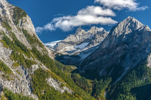 Erhöhungen in Kanada. Wolken über den Bergen