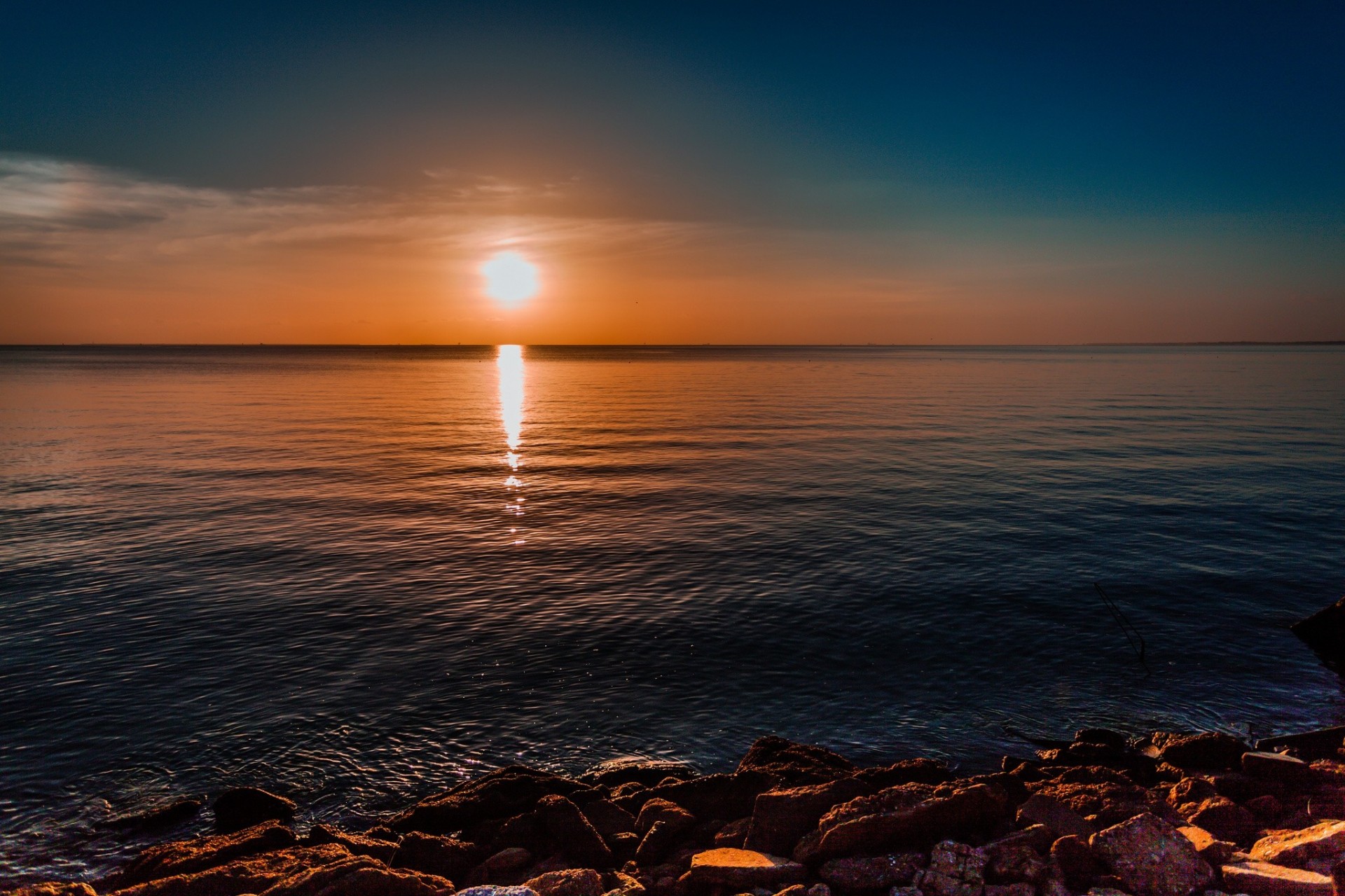 pierres soleil mer matin côte