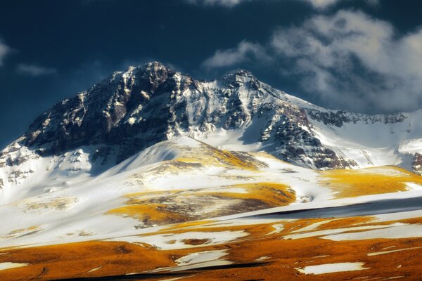 Una montaña en la nieve contra el cielo