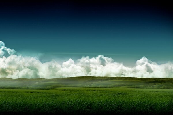 Die Wiesen der Toskana schlagen mit schönen Wolken auf