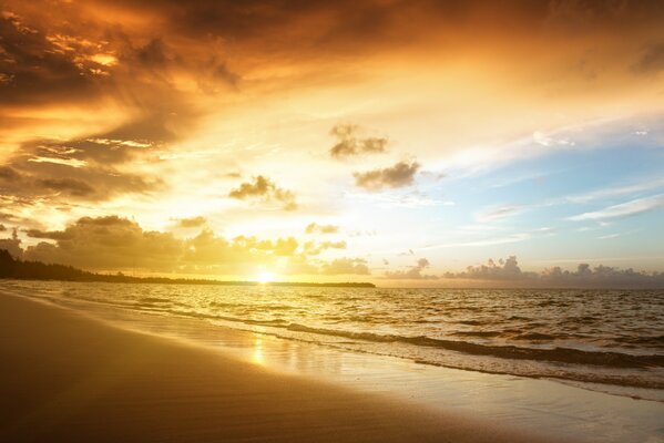 Paysage avec coucher de soleil, mer et plage de sable