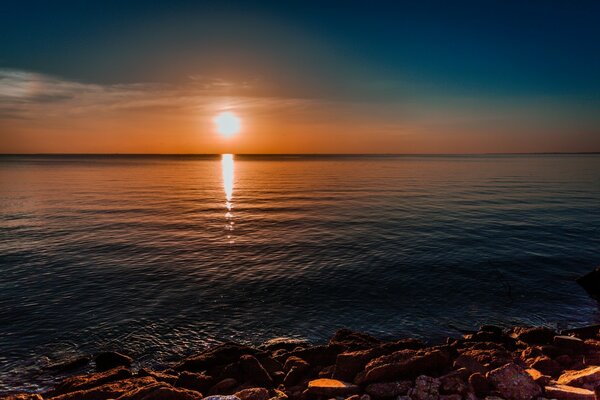 Außergewöhnliche Landschaft der Morgensonne am Meer