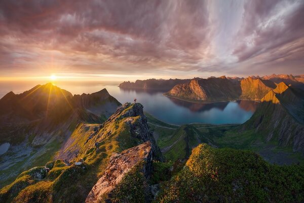 Beaux endroits en Norvège: falaises, îles, falaises