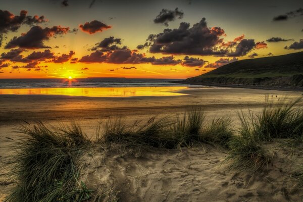 Восход солнца на песчаном пляже