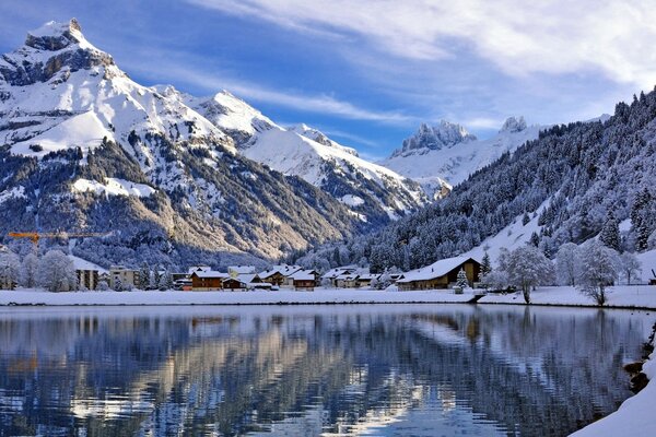 Paesaggio svizzero di montagne e laghi