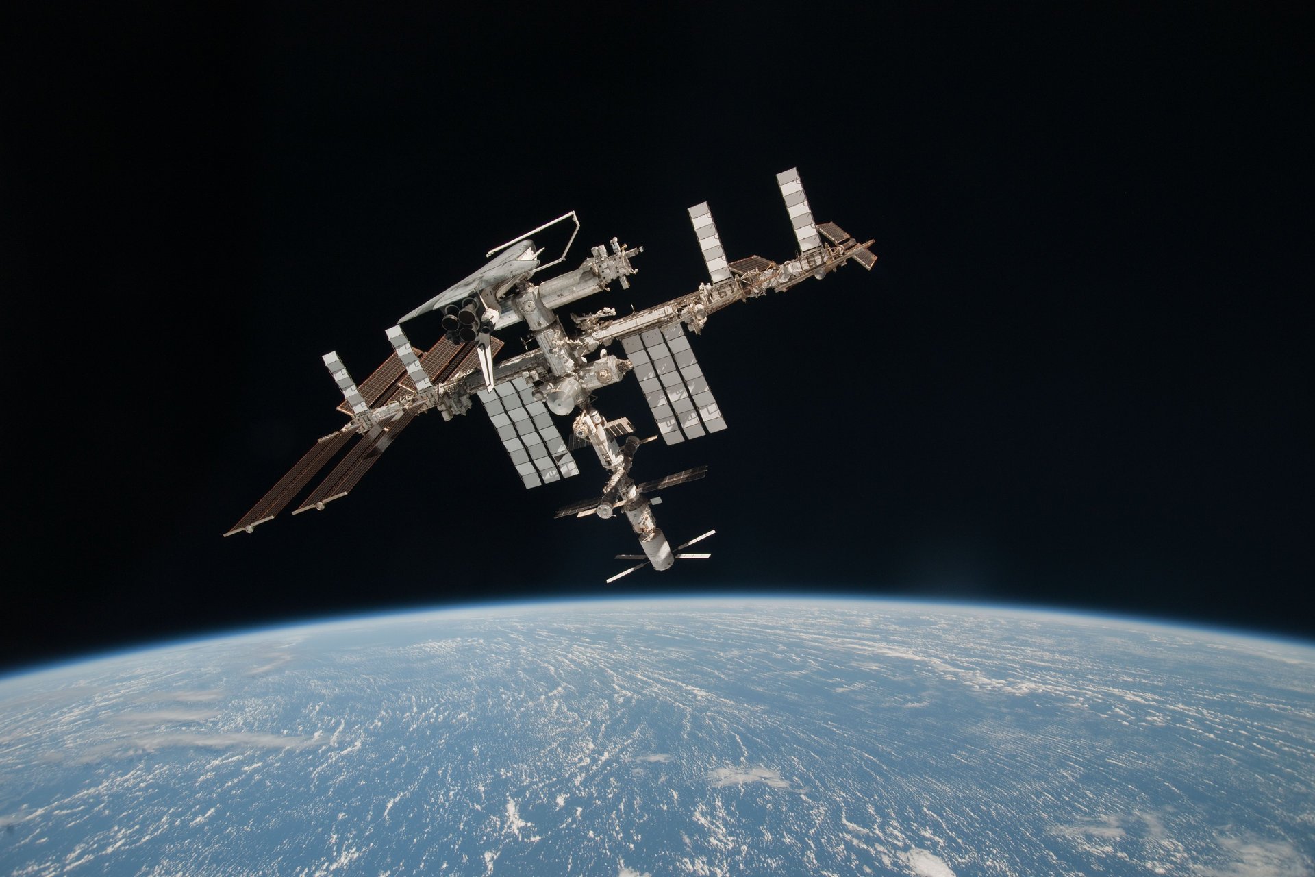 iss transbordador espacial acoplamiento espacio satélite