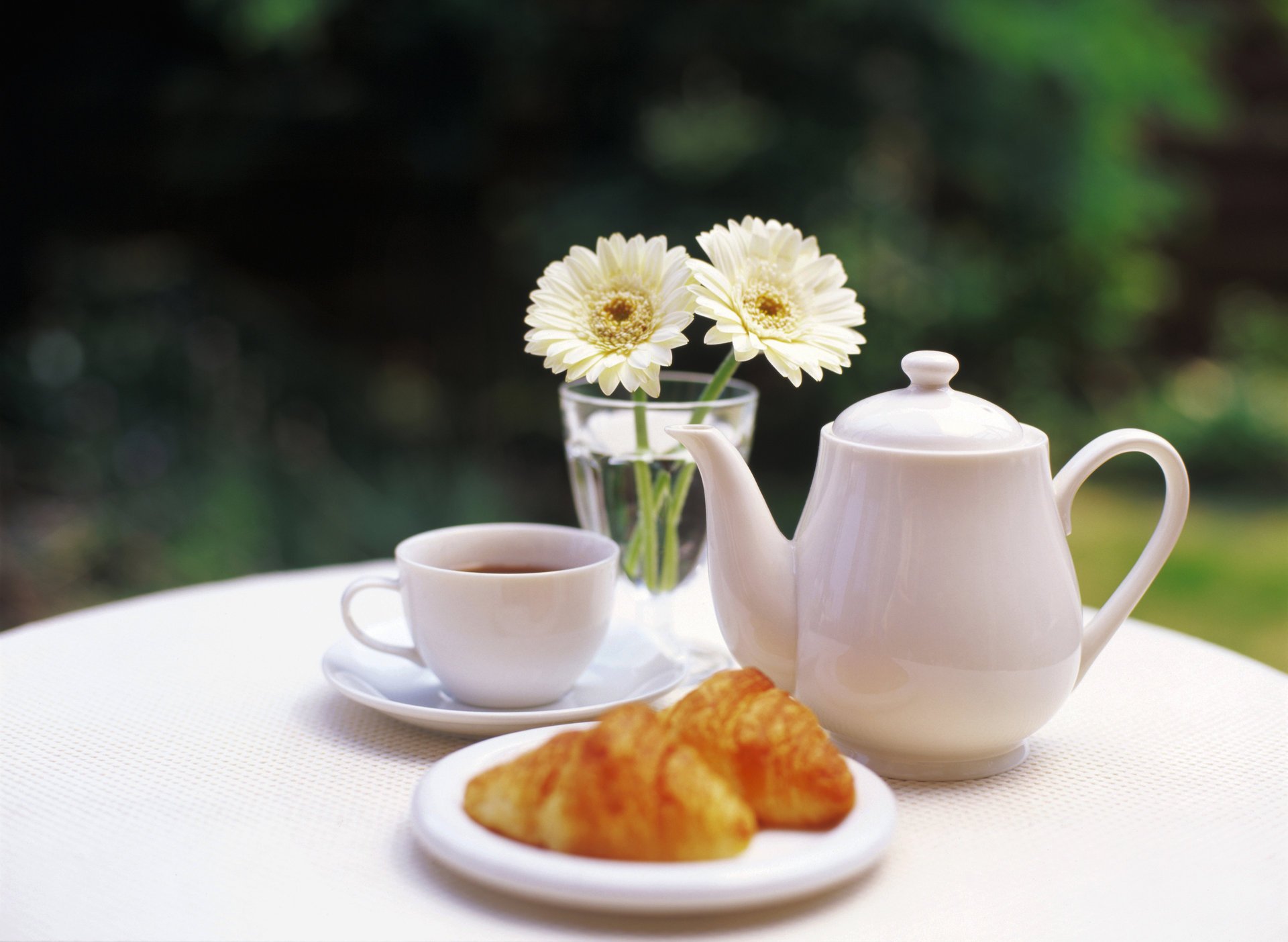 flores mesa taza bollos té florero tetera