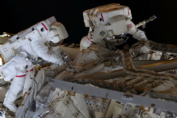 Astronauci wykonują prace w otwartej przestrzeni kosmicznej