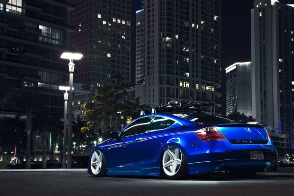 Синяя машина Хонда на фоне ночного города