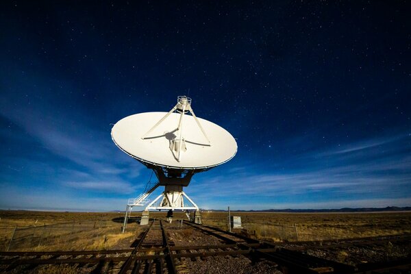 Satellitenantenne in den Himmel gerichtet