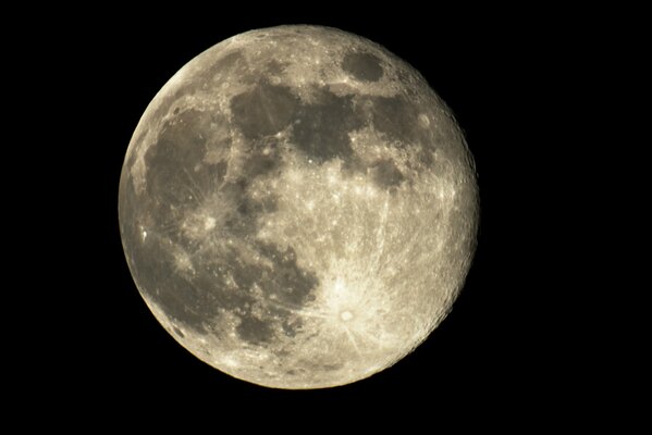 Nocne czarno białe zdjęcie Księżyca