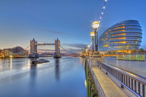 Foto von London im Morgengrauen entlang des Flusses