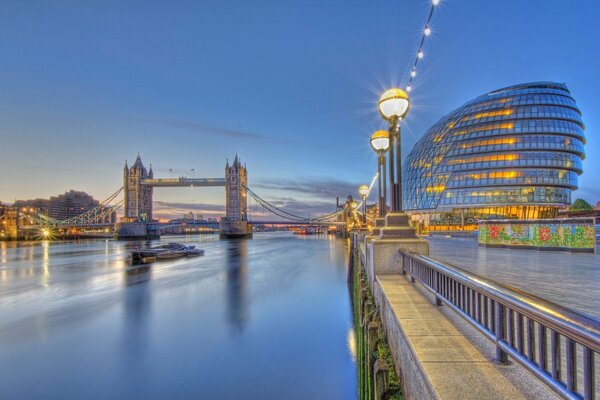 Zdjęcie Londynu o świcie wzdłuż rzeki