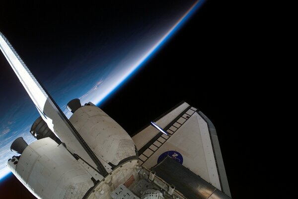 Transbordador espacial en el fondo de la tierra