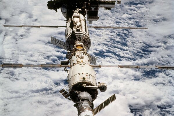 ISS sur fond de nuages de la Terre