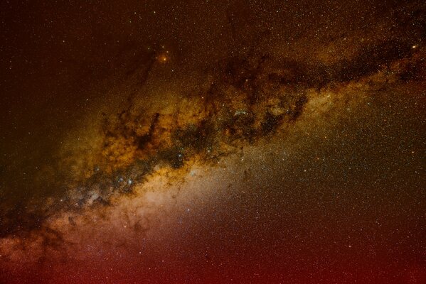 Droga Mleczna rozciąga się nieskończenie w odcieniach czerwieni
